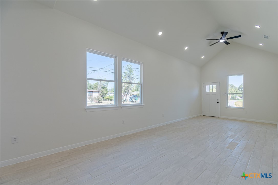 624 Stratton Street Seguin, TX 78155 - Photo 9 of 31 Living Room
