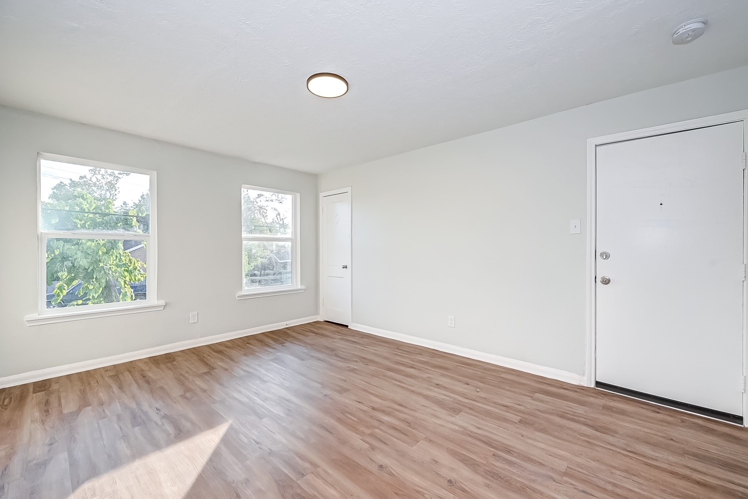 6420 Conley Street, Unit 4 Houston, TX 77021 - Photo 12 of 27 an empty room with wooden floor and windows