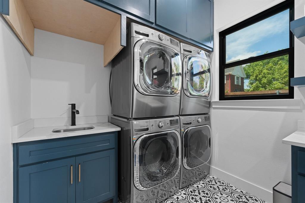 613 Wildcat Way Kennedale, TX 76060 - Photo 23 of 40 a utility room with sink dryer and washer