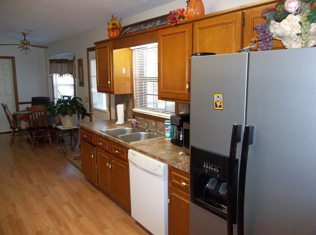 100 Willow Beach Road Ellerslie, GA 31807 - Photo 6 of 14 Kitchen