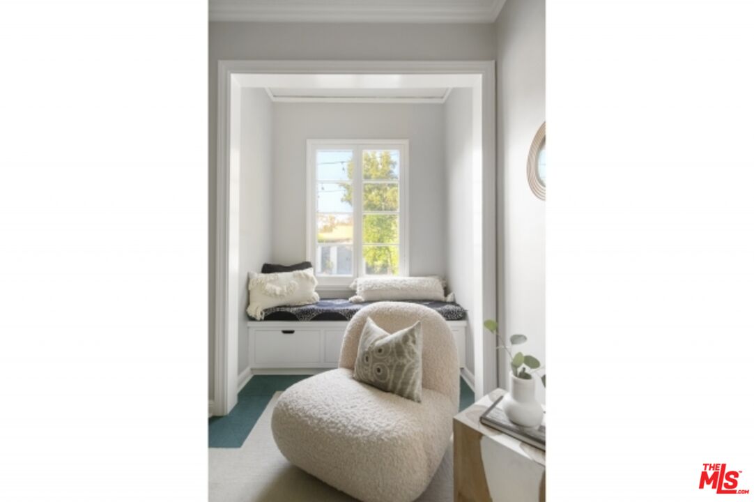 6607 Moore Drive Los Angeles, CA 90048 - Photo 24 of 42 a living room with furniture and a window