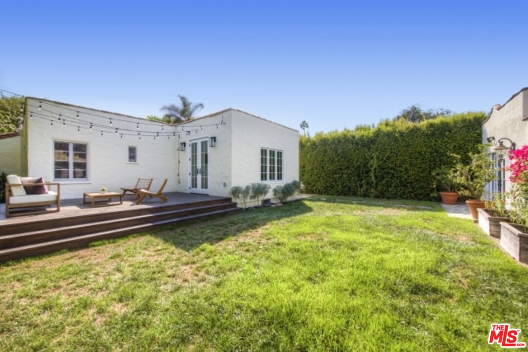 6607 Moore Drive Los Angeles, CA 90048 - Photo 38 of 42 a view of a backyard with a table and chairs