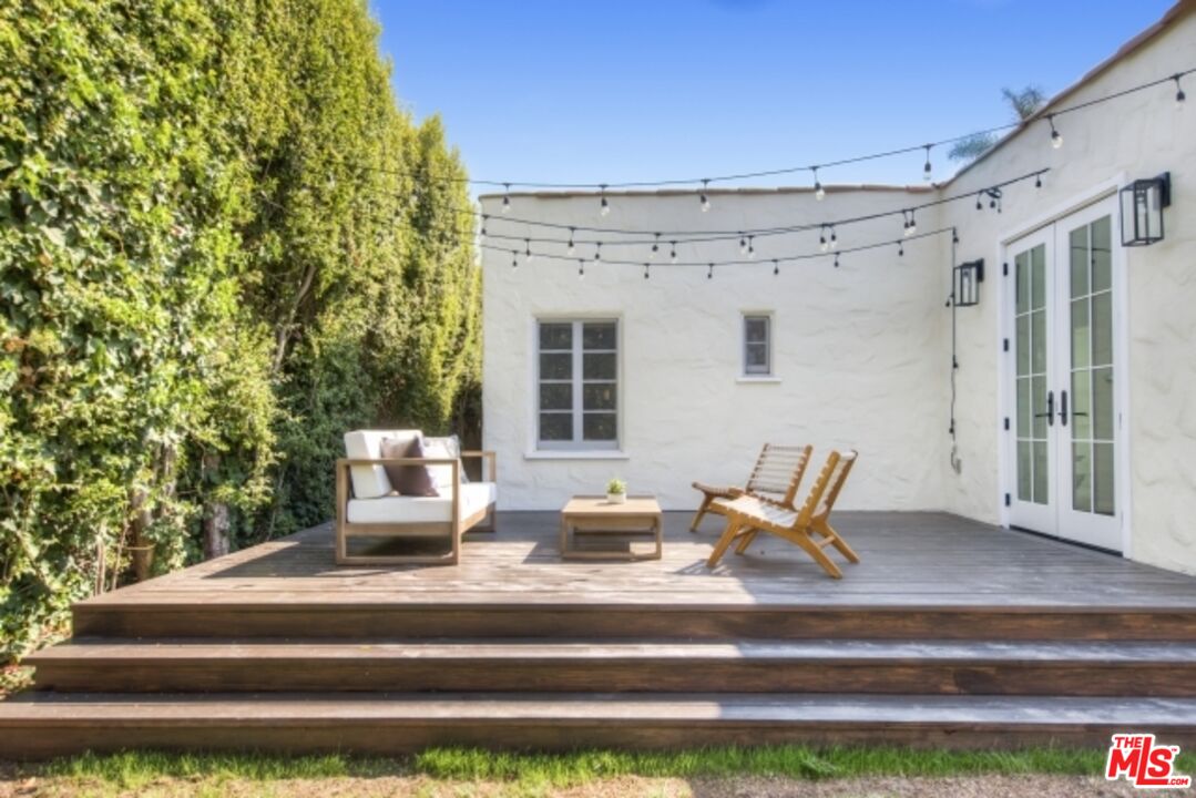 6607 Moore Drive Los Angeles, CA 90048 - Photo 40 of 42 a view of patio with couches and table