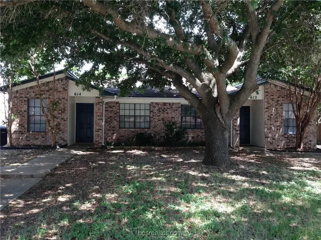 $1,075 | 614 West Ridge Drive, College Station, TX 77845