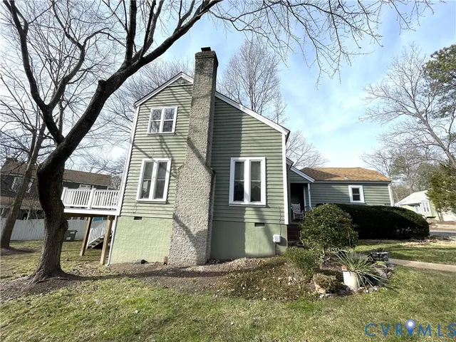 a view of a yard in front of a house