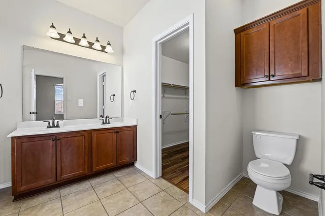 a view of empty room with wooden floor and ceiling fan