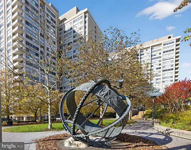 a view of a house with backyard and trees