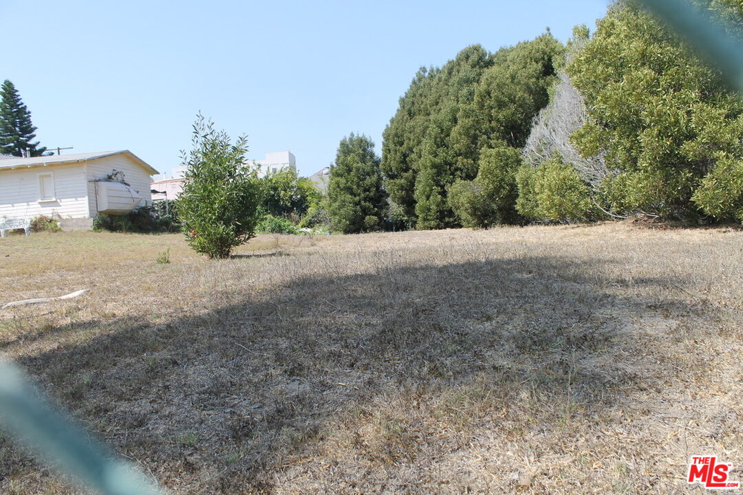 Undisclosed Address Santa Monica, CA 90405 - Photo 2 of 3 a view of a dirt road and a building