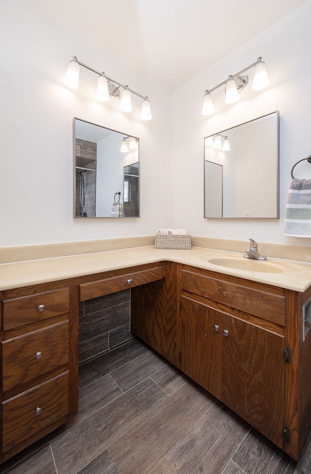 910 Garden View Drive Georgetown, TX 78628 - Photo 18 of 33 a spacious bathroom with double vanity and a mirror