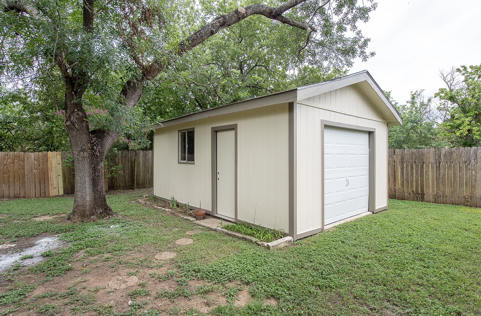 910 Garden View Drive Georgetown, TX 78628 - Photo 24 of 33 a backyard of a house with lots of green space