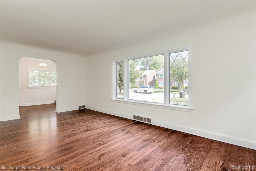 1689 Broadstone Road Grosse Pointe Woods, MI 48236 - Photo 9 of 35