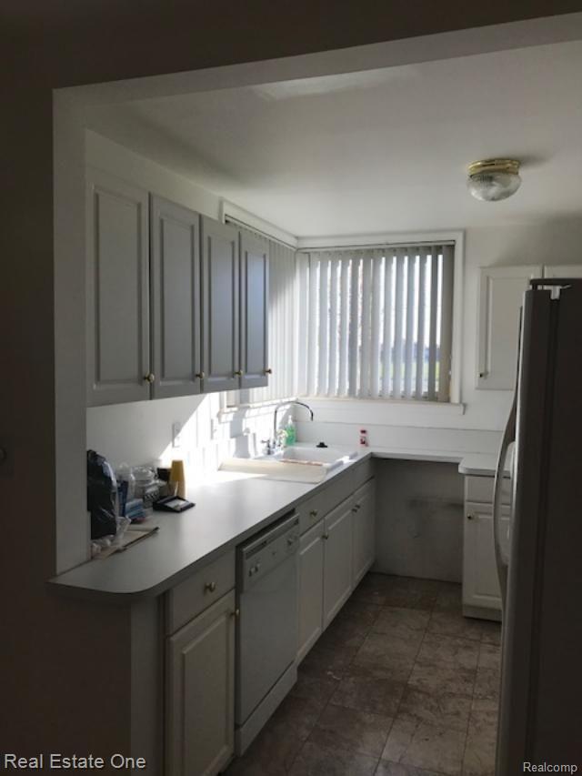 39380 Ryan Road Sterling Heights, MI 48310 - Photo 17 of 21 Ryan Kitchen Marble floors.jpg