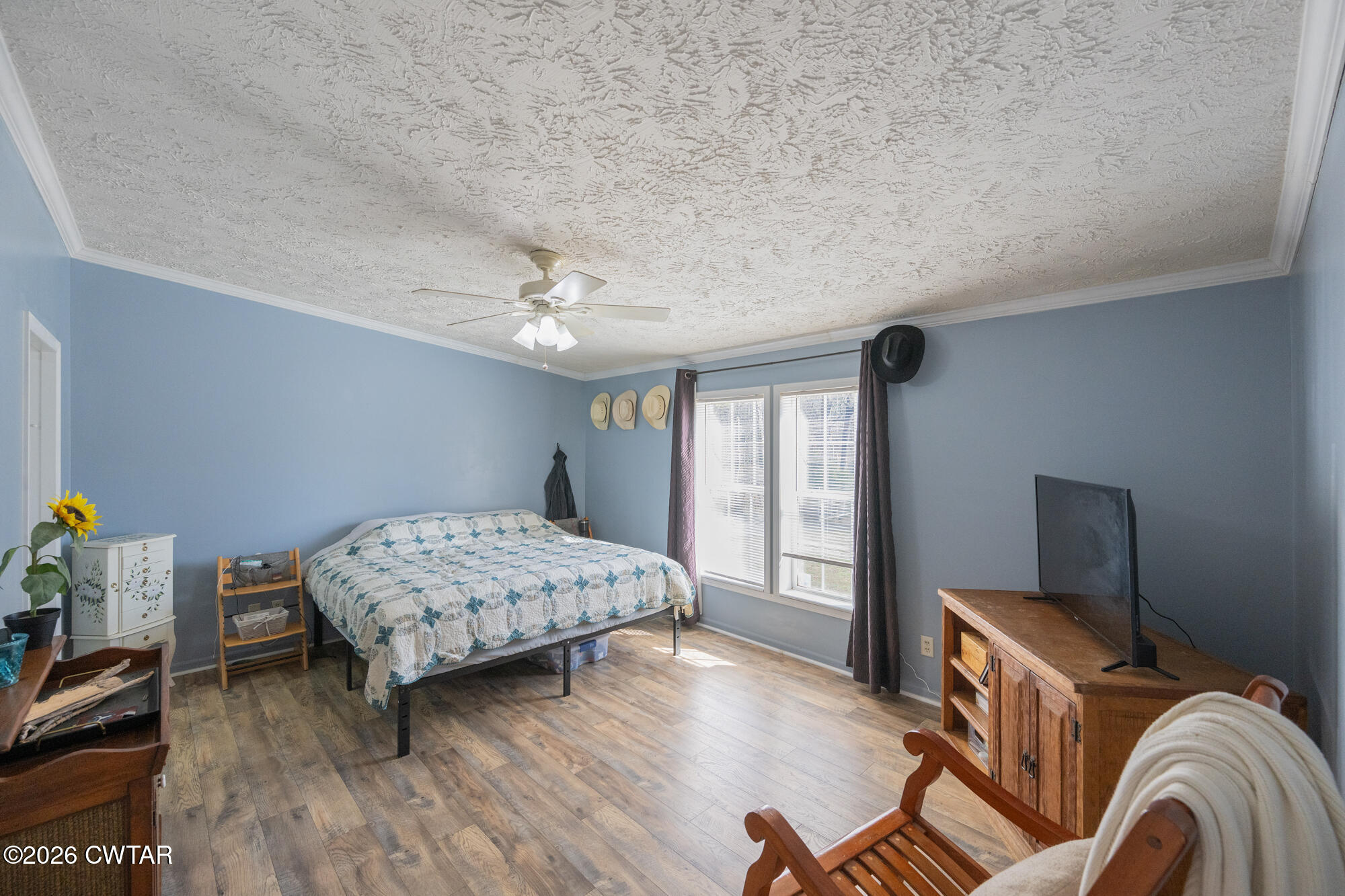 419 Hughes Road East Jackson, TN 38305 - Photo 21 of 39 a living room with furniture and a chandelier