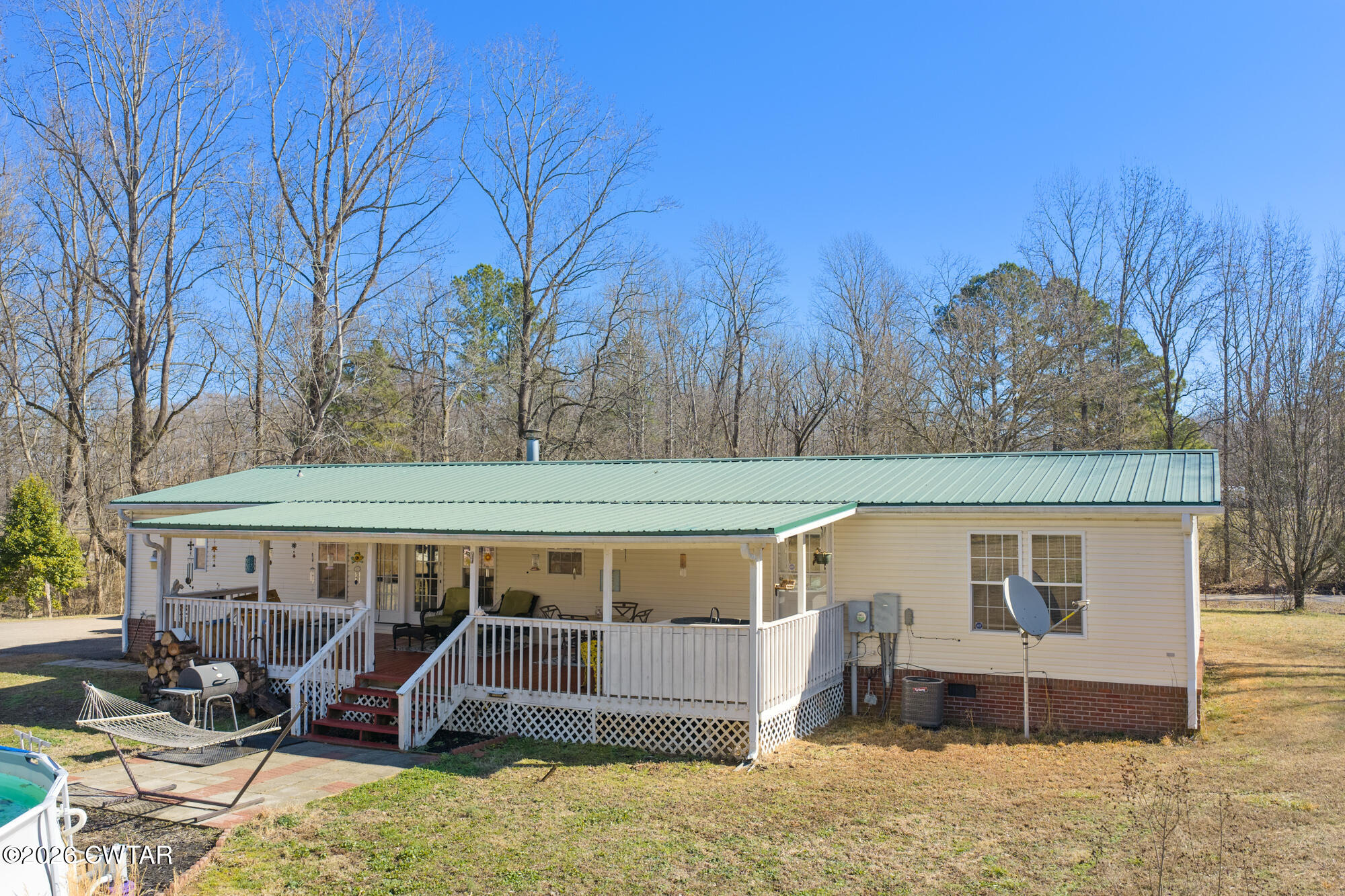 419 Hughes Road East Jackson, TN 38305 - Photo 7 of 39 a view of a patio with table and chairs with wooden fence and floor