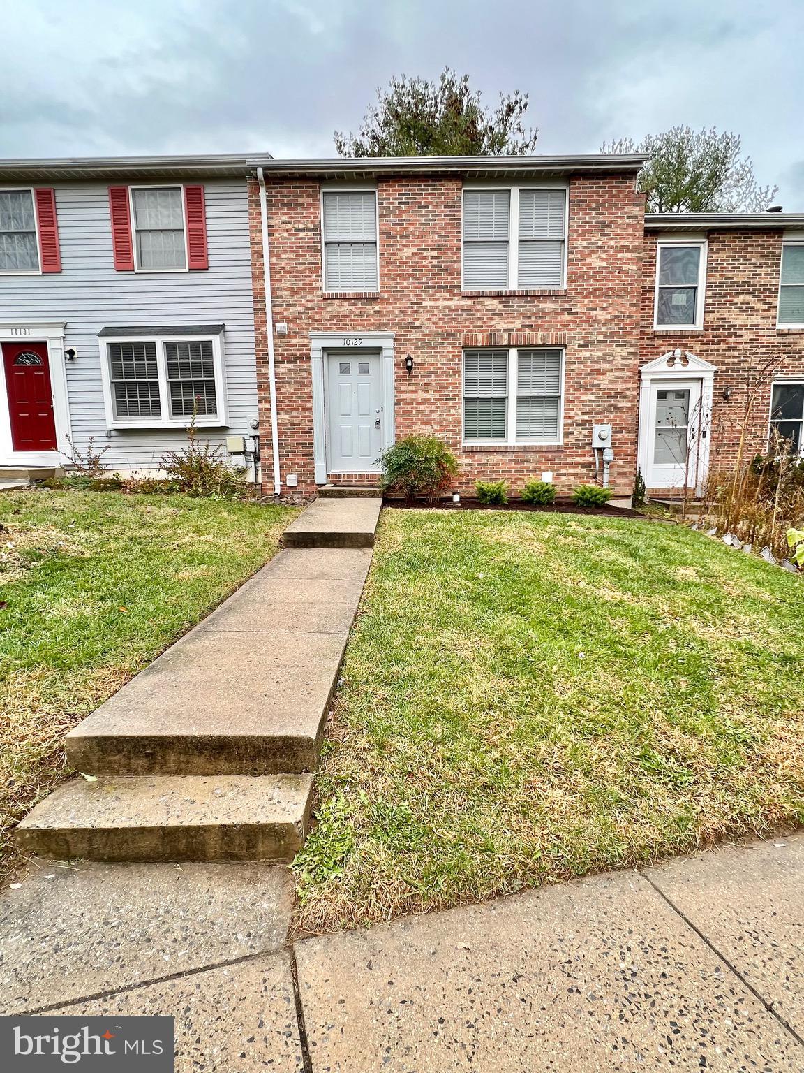 10129 Shelldrake Circle Damascus, MD 20872 - Photo 2 of 39 front view of a house with a yard