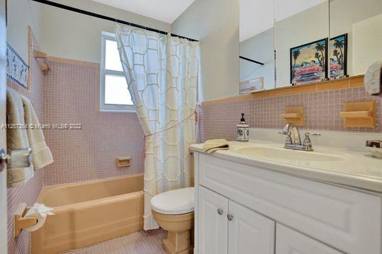 5440 Buchanan Street Hollywood, FL 33021 - Photo 24 of 34 a bathroom with a sink a mirror a toilet and bathtub