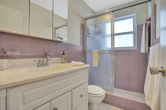 5440 Buchanan Street Hollywood, FL 33021 - Photo 28 of 34 a bathroom with a sink a toilet and a shower