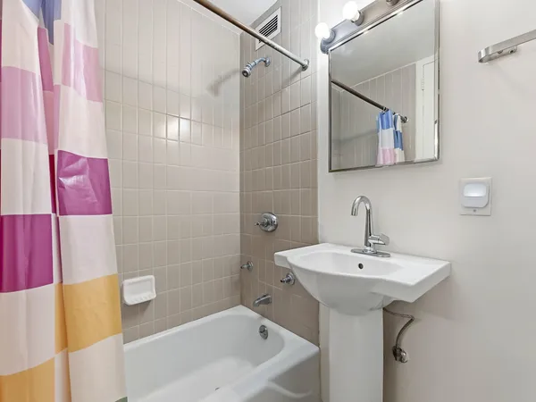 $1,600 | 1400 East 55th Place, Unit 703S, Chicago, IL 60637