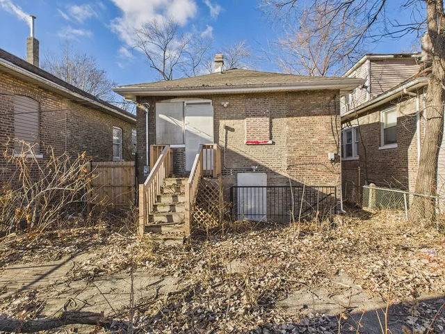 a view of a house with backyard and trees