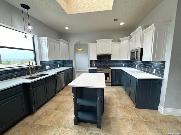 $935,000 | 443 Bridlegate Boulevard, Bandera, TX 78003