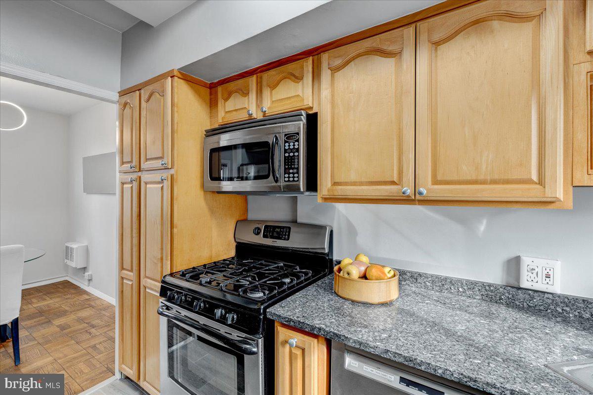 3350 Gunston Road Alexandria, VA 22302 - Photo 16 of 30 Beautiful remodeled kitchen