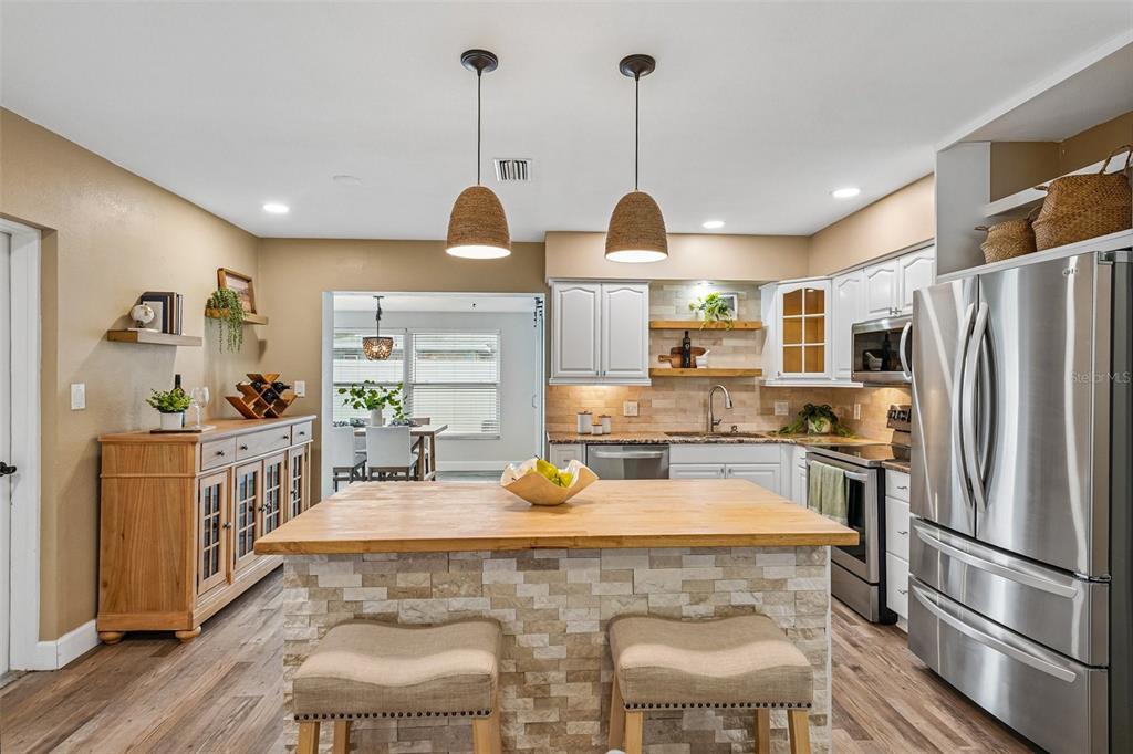9725 48th Place North St. Petersburg, FL 33708 - Photo 4 of 51