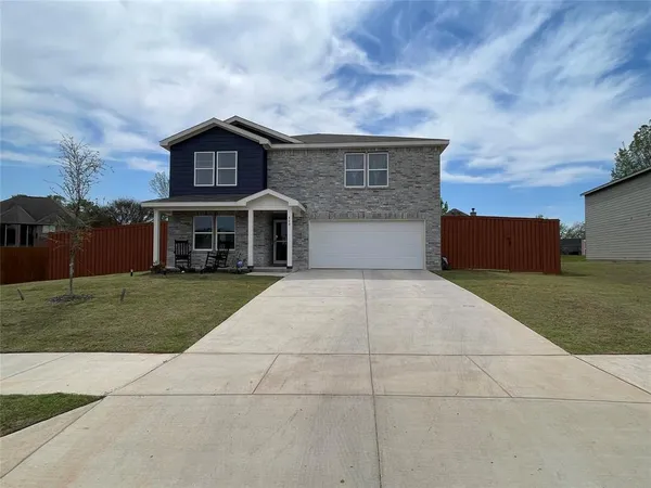$327,500 | 408 Parker Oaks Drive, Chandler, TX 75758