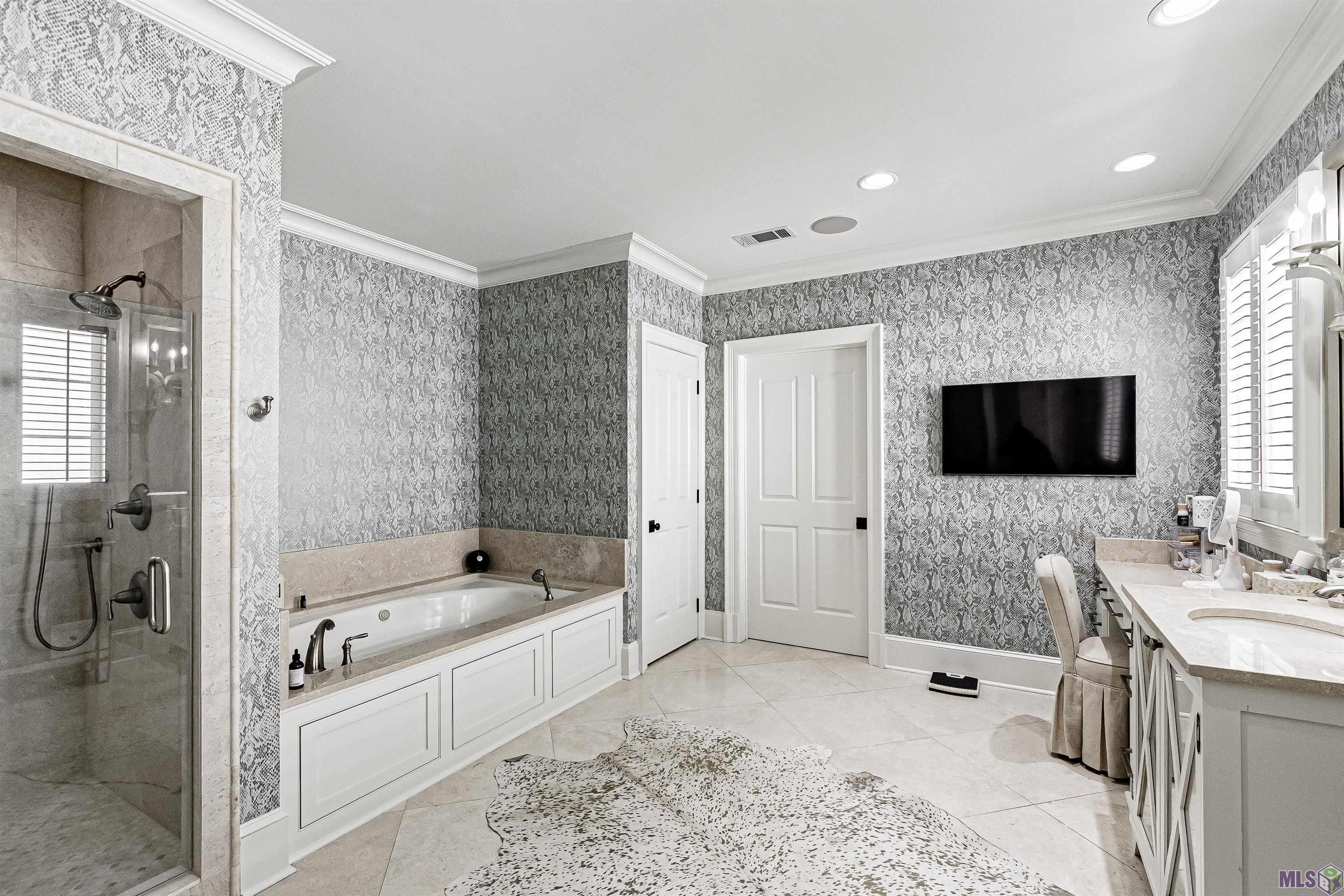 10 Country Club Place Baton Rouge, LA 70809 - Photo 23 of 35 Her Bathroom