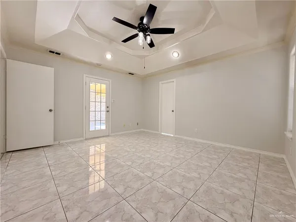 a view of an empty room and a ceiling fan window