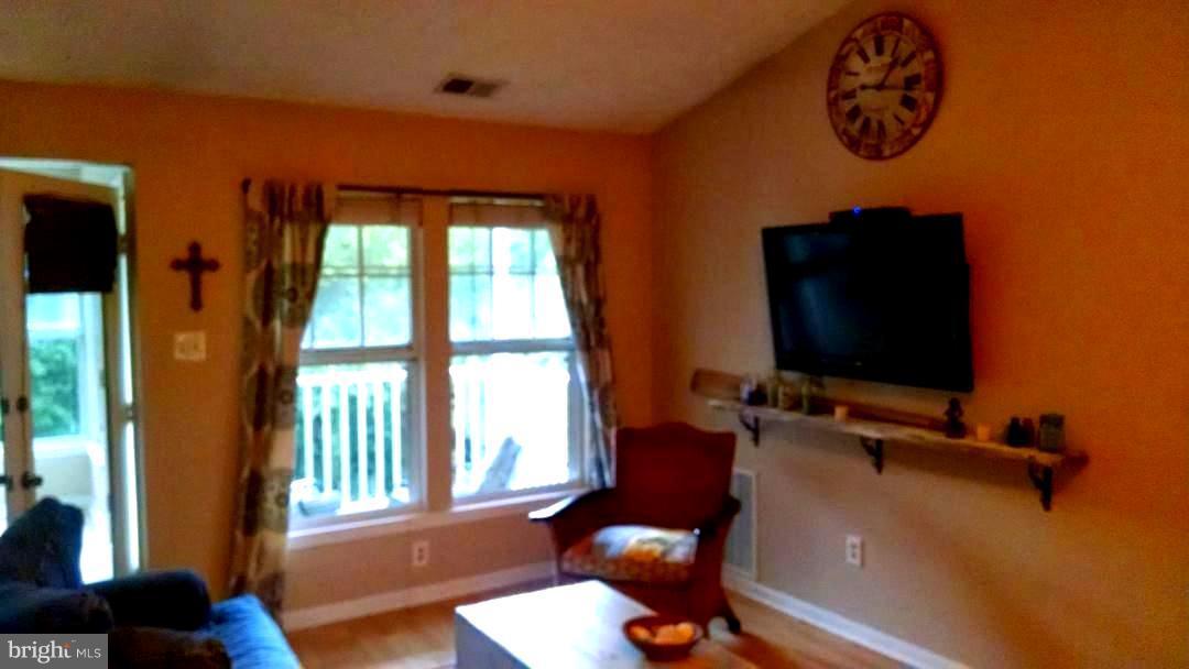 741 Deering Road, Unit 6L Pasadena, MD 21122 - Photo 3 of 12 Living Room