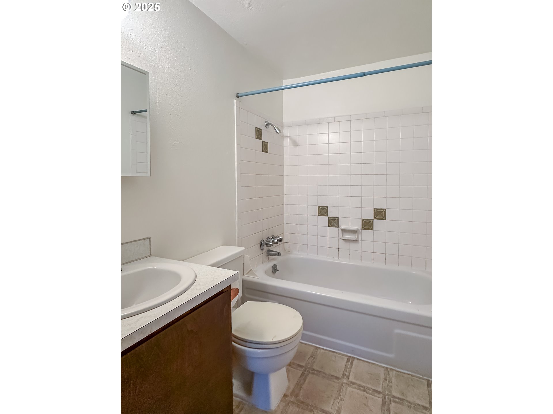 231 South 40th Street Springfield, OR 97478 - Photo 11 of 19 a bathroom with a toilet a sink and a bathtub