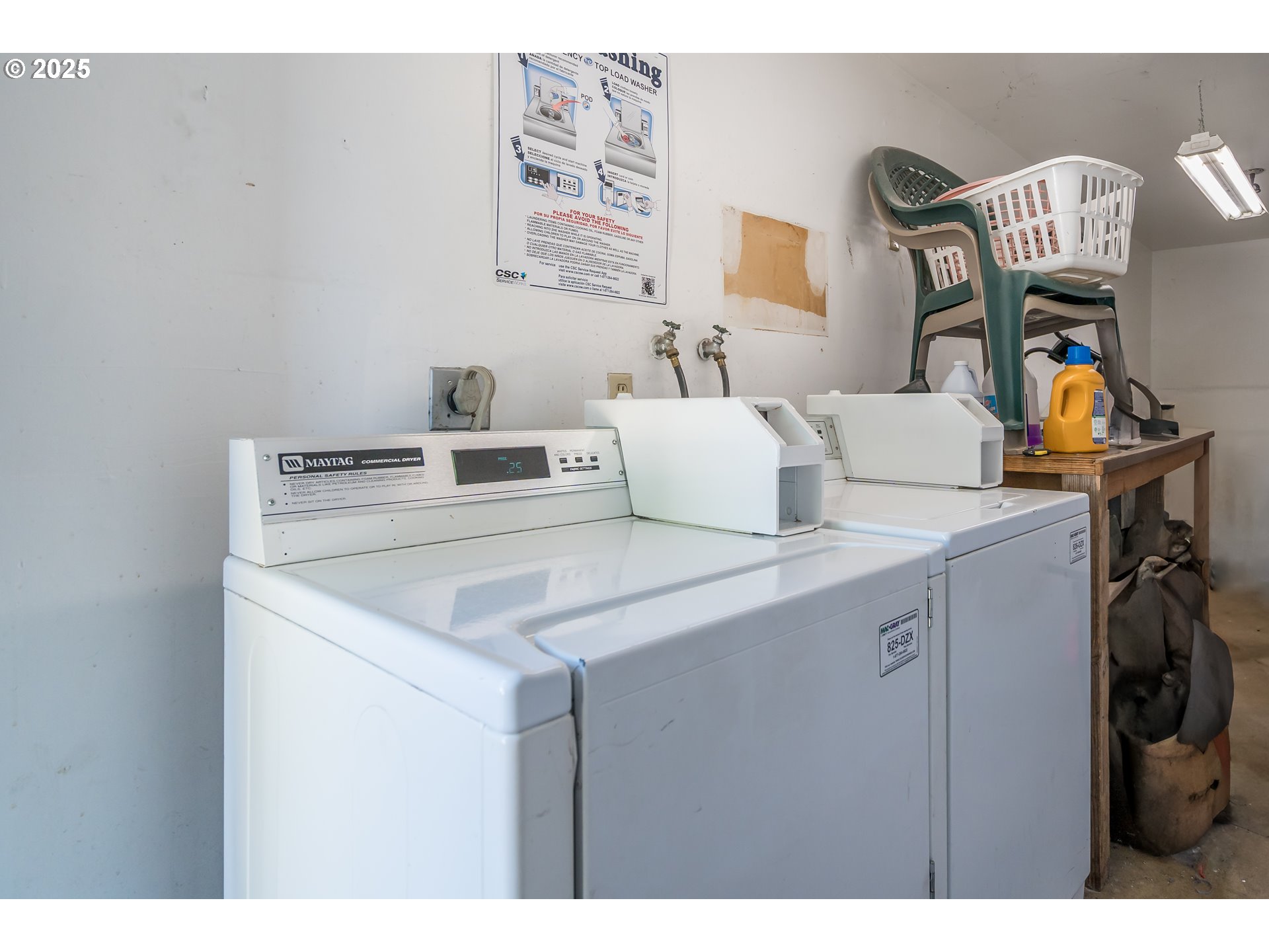 231 South 40th Street Springfield, OR 97478 - Photo 15 of 19 a utility room with dryer and washer