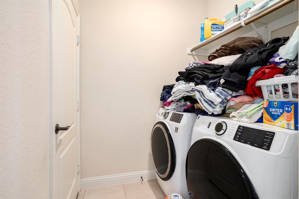 1076 Imperial Eagle Road Alvarado, TX 76009 - Photo 29 of 32 a utility room with dryer and washer