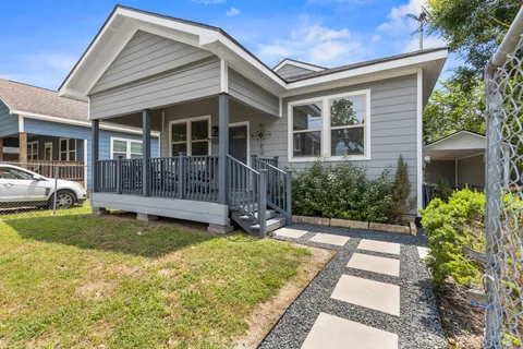 a view of a house with backyard and porch