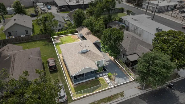 a view of a house with backyard and porch