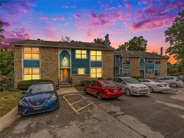 $90,000 | 8153 Holmes Road, Unit 203, Kansas City, MO 64131