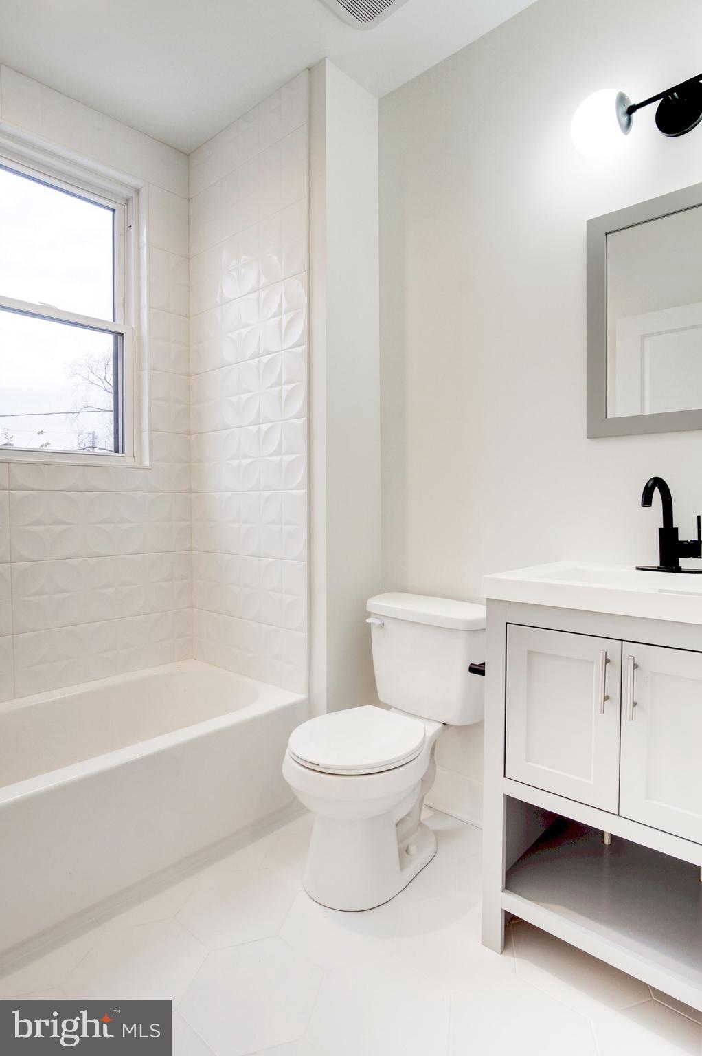 721 Roxboro Place Northwest Washington, DC 20011 - Photo 27 of 41 Upstairs All Bath