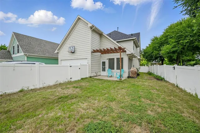 a view of a house with backyard and garden