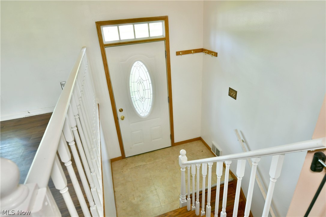 2470 North Road Southeast Warren, OH 44484 - Photo 12 of 35 Entryway with tile flooring
