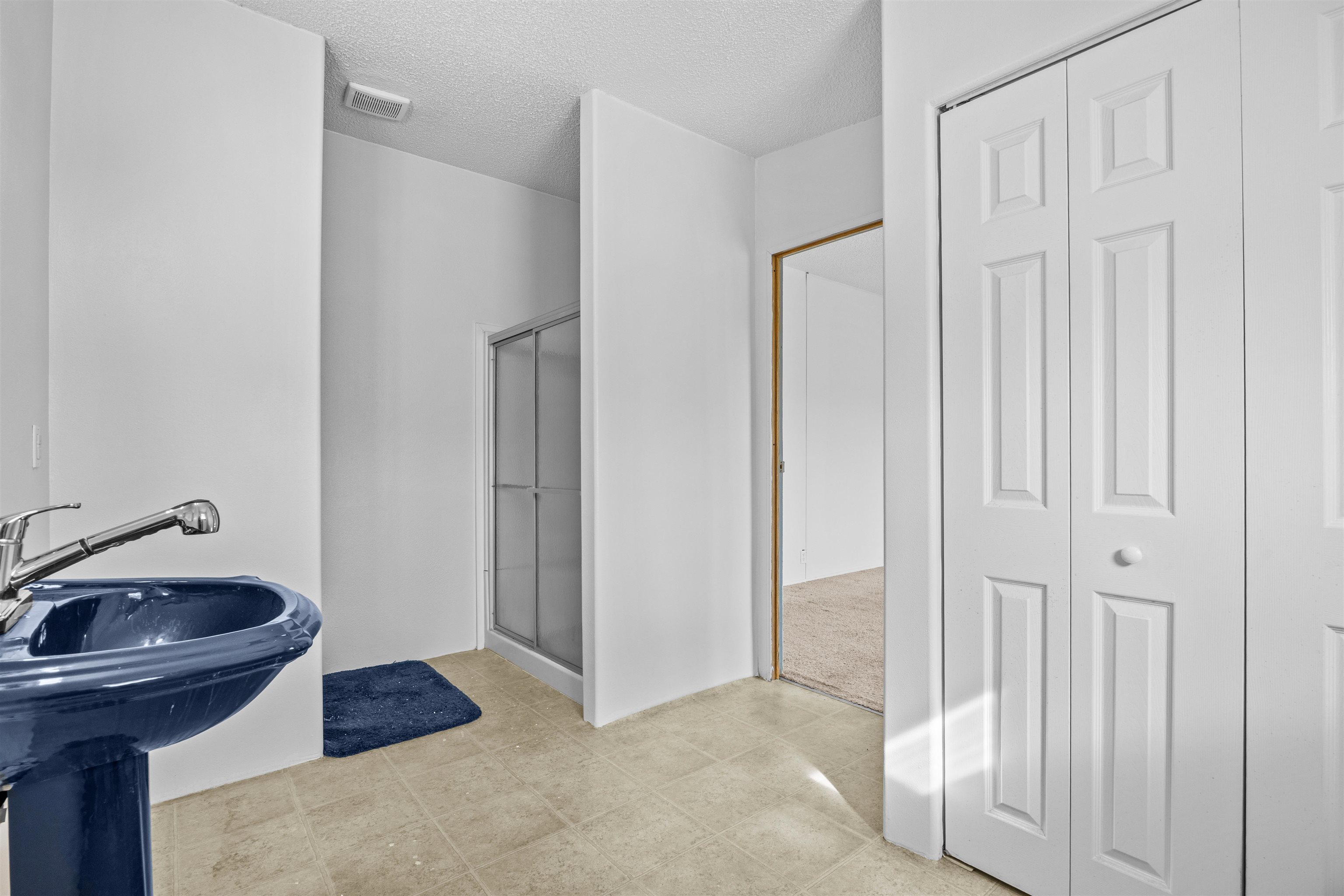 21431 Little Park Road Grand Junction, CO 81507 - Photo 26 of 40 a bathroom with a sink and a tub
