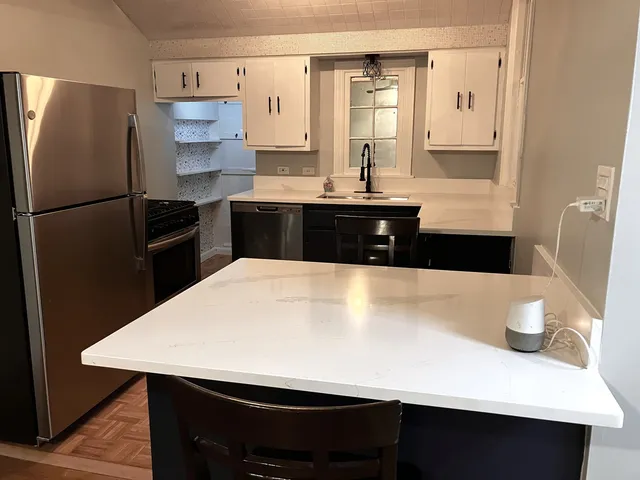 $2,000 | 6550 West Ebinger Drive, Unit 2, Niles, IL 60714