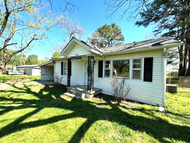 900 Summitville Road Manchester, TN 37355 - Photo 2 of 5 a view of a house with a yard