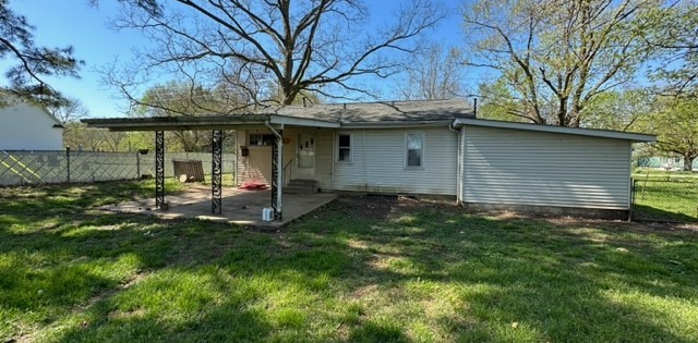 900 Summitville Road Manchester, TN 37355 - Photo 4 of 5 a backyard of a house with lots of green space
