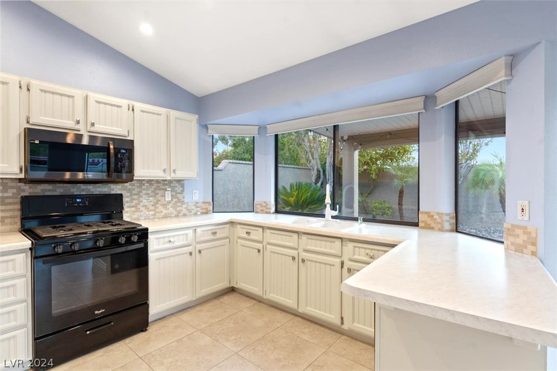 375 Rushing Creek Court Henderson, NV 89014 - Photo 18 of 37 Beautiful Bright Kitchen