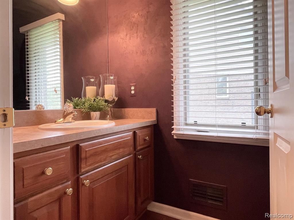 1070 Moran Drive Rochester, MI 48307 - Photo 22 of 60