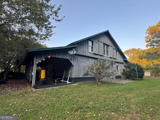 a view of a house with backyard and garden