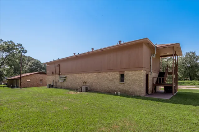 a view of a back yard of the house