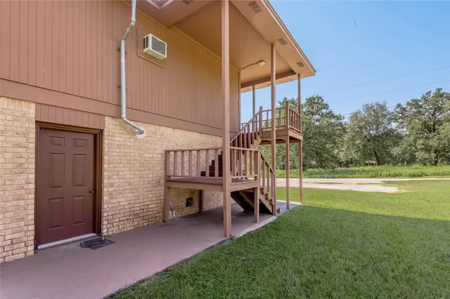 a view of an house with backyard and deck