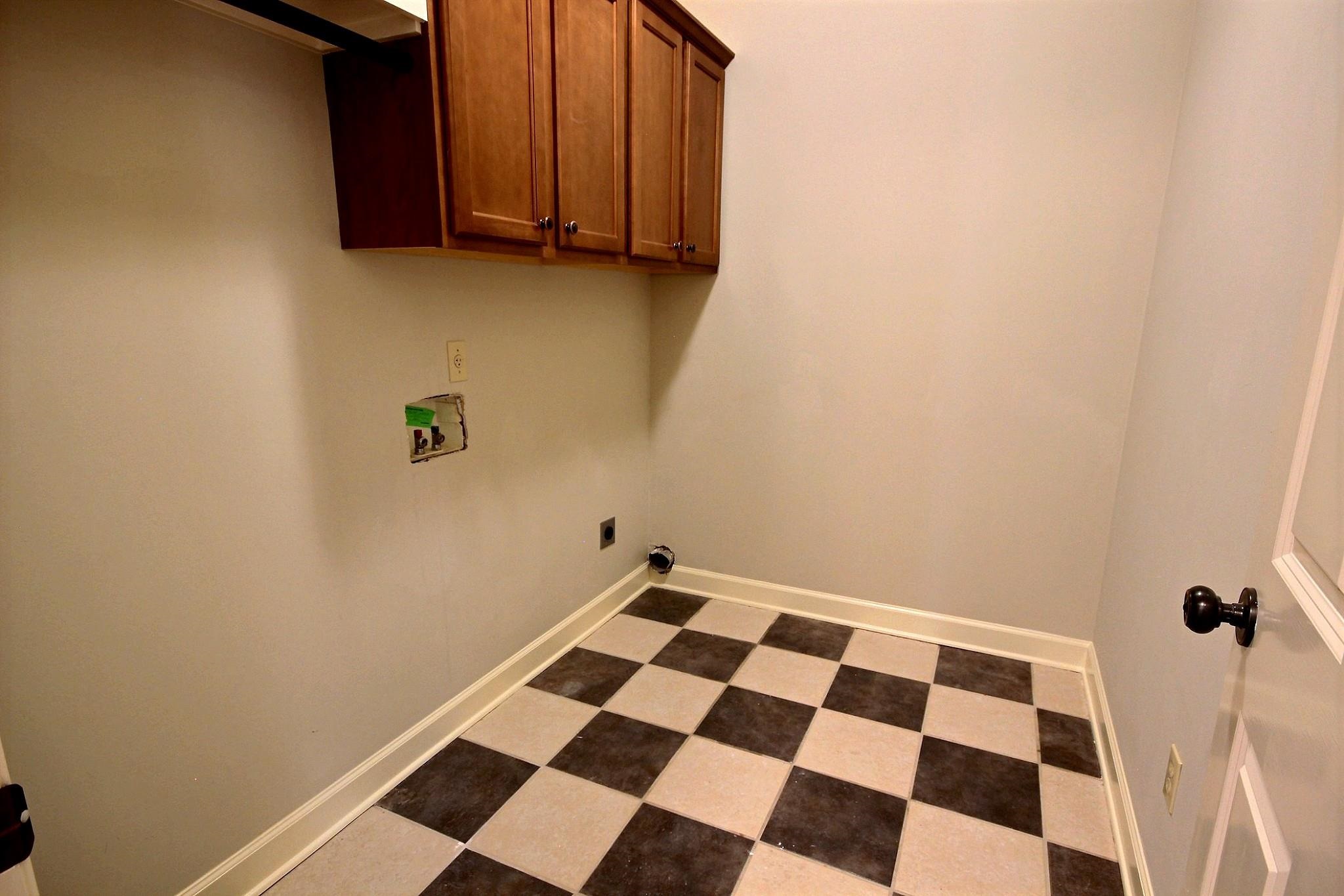 302 Colbert Street East Collierville, TN 38017 - Photo 17 of 33 Laundry room