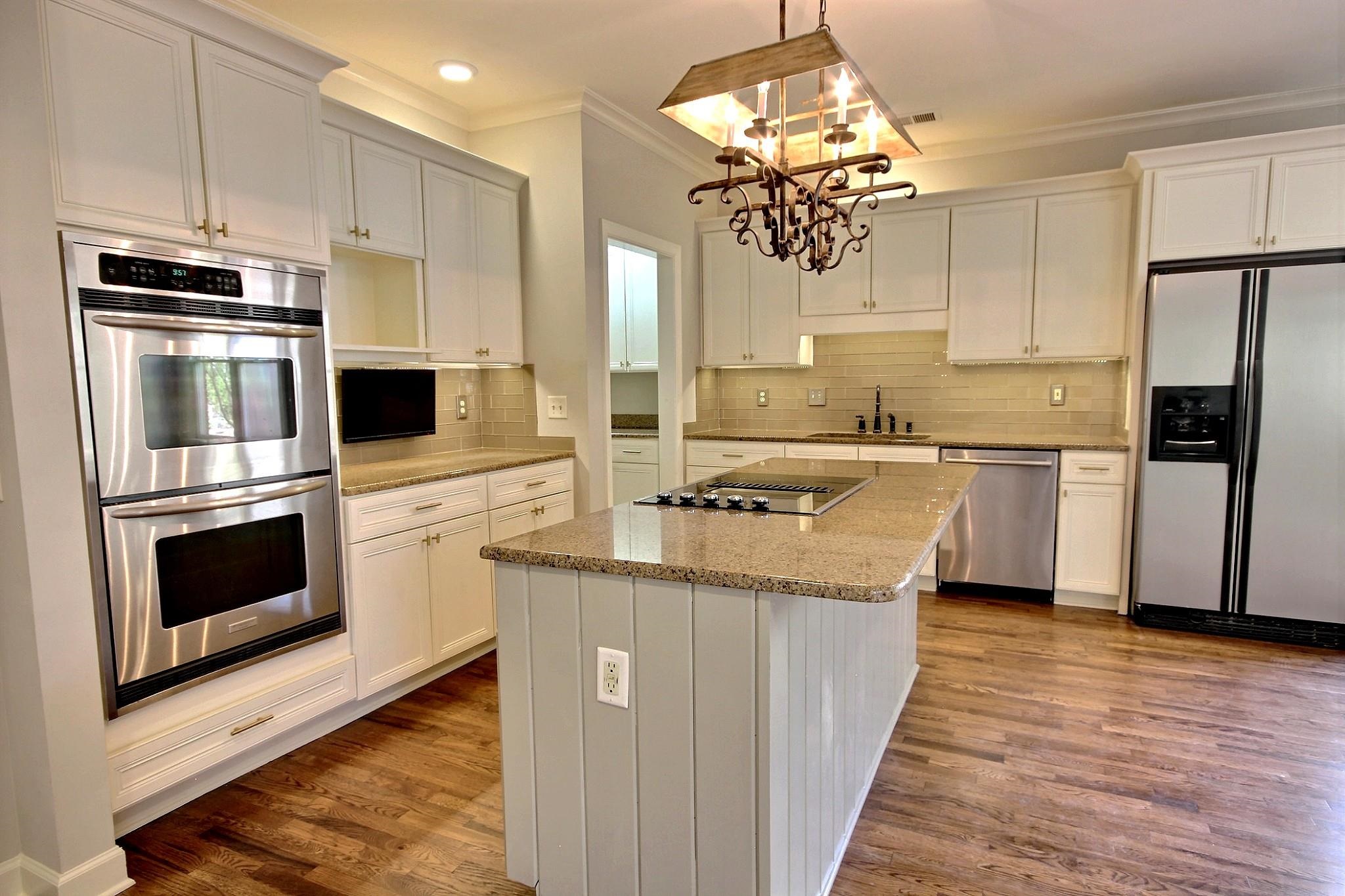 302 Colbert Street East Collierville, TN 38017 - Photo 10 of 33 Kitchen with island & Breakfast bar